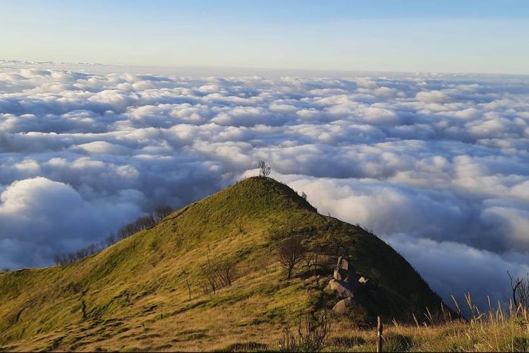 Empat Gunung Jawa Tengah dengan Pemandangan Awan dan Kota 360 Derajat