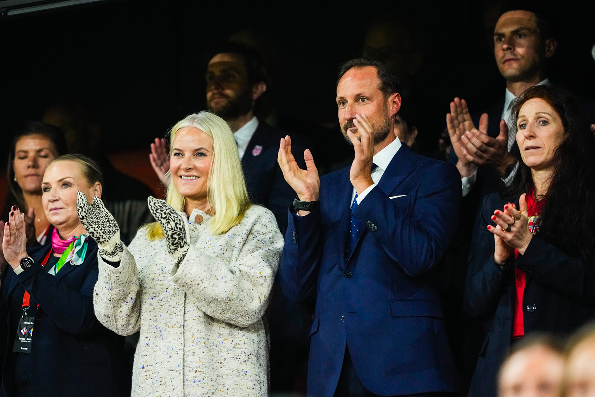 Kronprins Haakon og kronprinsesse Mette-Marit er til stede under VM-kvalifiseringskampen i fotball mellom Norge og Moldova på Ullevaal Stadion. Foto: Cornelius Poppe / NTB