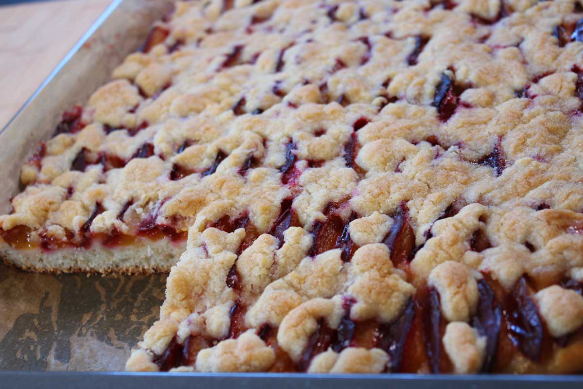 Fränkische Backtraditionen im Herbst: Kuchen und Gebäck mit Äpfeln und ...