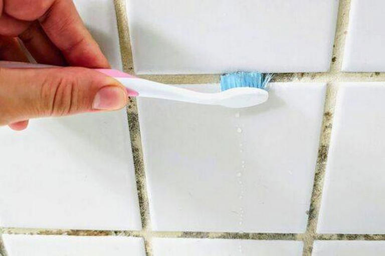How to clean stubborn mouldy bathroom grout in 10 minutes – not using ...