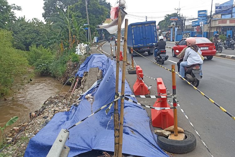 Kekhawatiran Pengendara di Jalan Raya Bogor yang Ambles