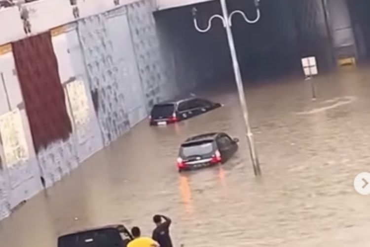 Banjir Hebat di Bali: Bangunan Roboh, Orang dan Mobil Terseret, 9 Jiwa Melayang