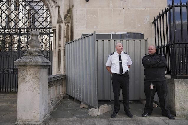 Coperta l’opera di Banksy di un giudice che picchia un manifestante: sui social i video della cancellazione