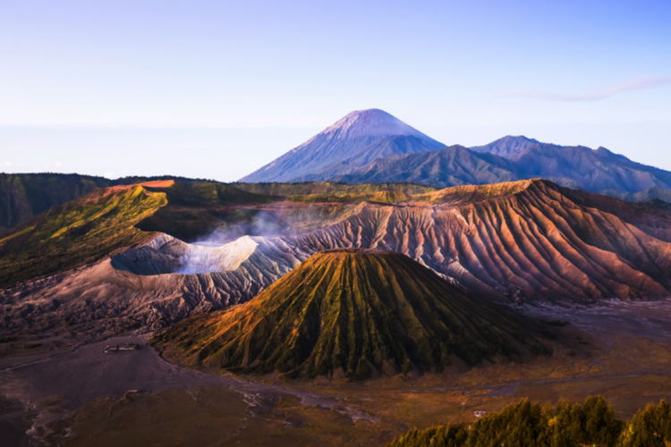 Empat Keajaiban Gunung Bromo yang Membuat Terpesona: Kawah, Savana, Air Terjun, dan Pasir Berbisik