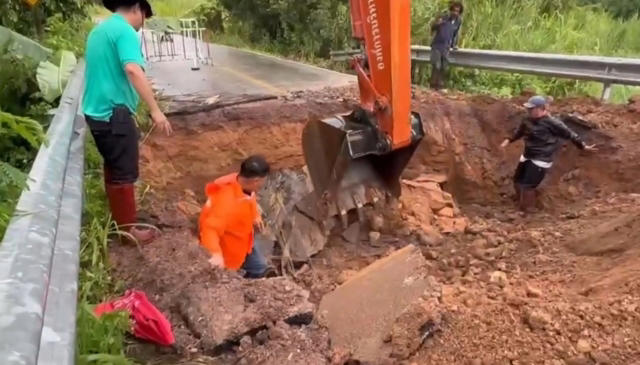 นาทีชีวิต ดินและรถถล่มทับ จนท. เทศบาลขณะขุดท่อระบายน้ำ