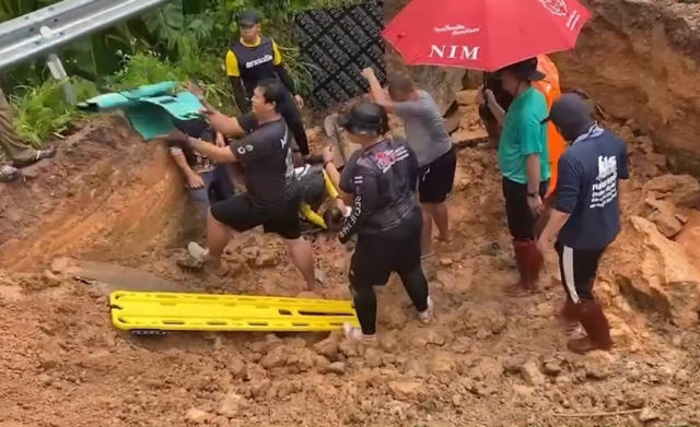 นาทีชีวิต ดินและรถถล่มทับ จนท. เทศบาลขณะขุดท่อระบายน้ำ