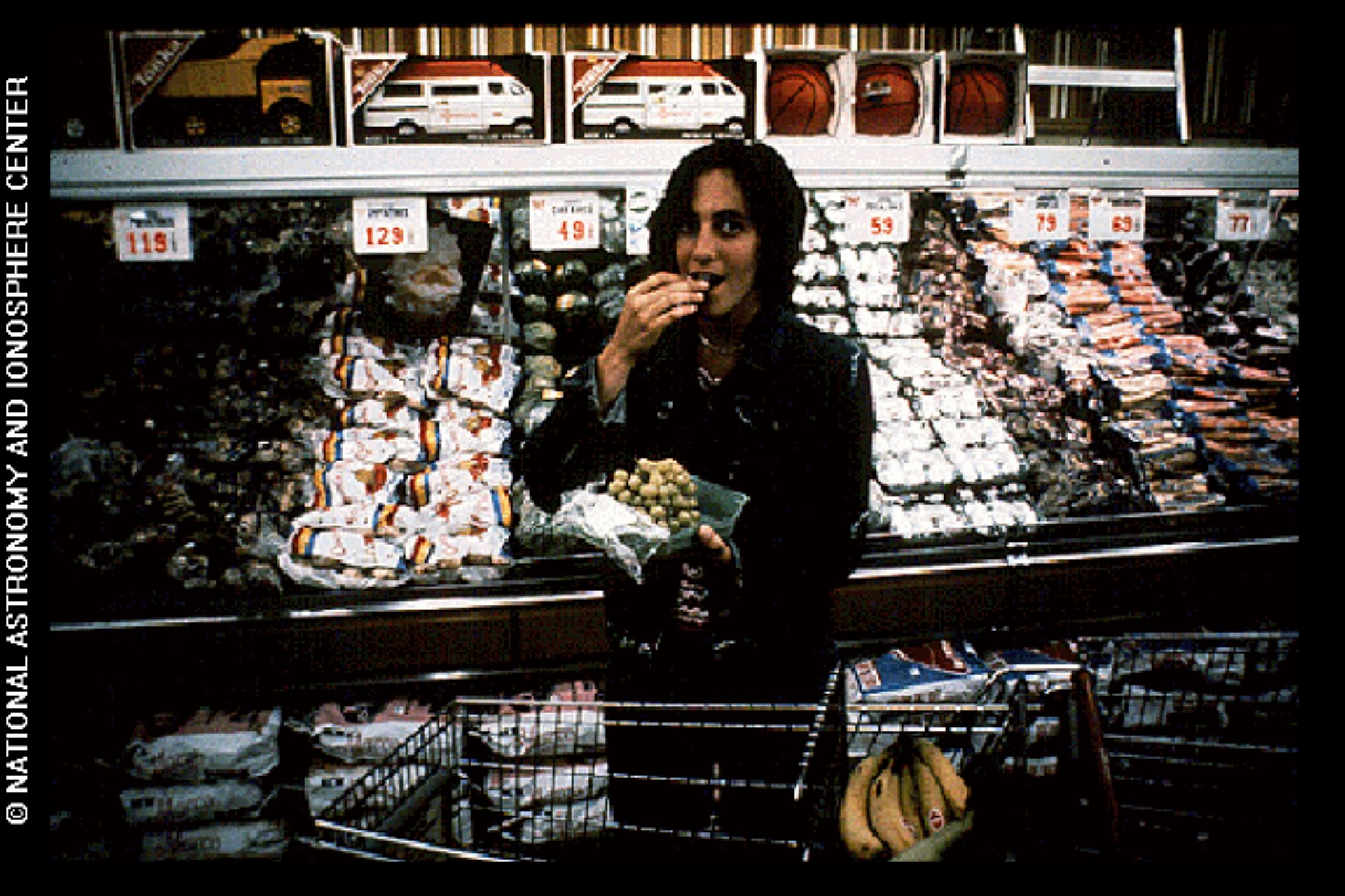 Vrouw in de supermarkt