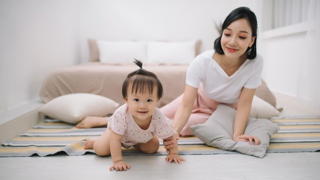 6 Gaya Merangkak Bayi yang Wajib Diketahui Ibu