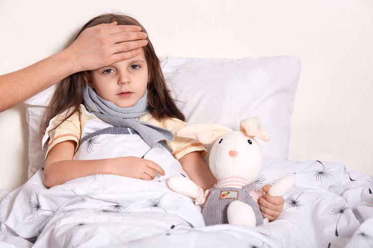 7 Cara Mengatasi Demam Anak di Rumah
