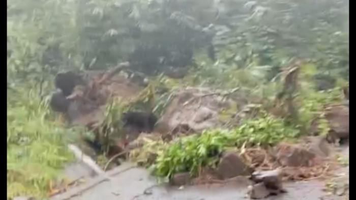 Banjir dan Longsor Patahkan Kehidupan 20 KK, Evakuasi Bayi hingga Lansia dengan Perahu Karet