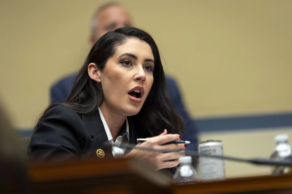 House floor erupts in chaos after moment of silence for Charlie Kirk(00)