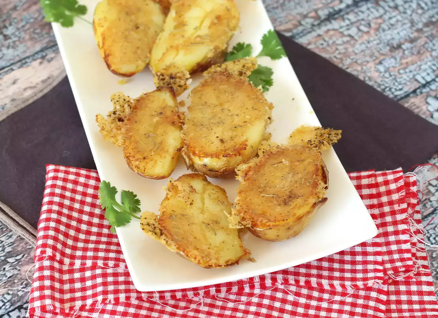 Parmesankartoffeln, innen weich und außen knusprig!