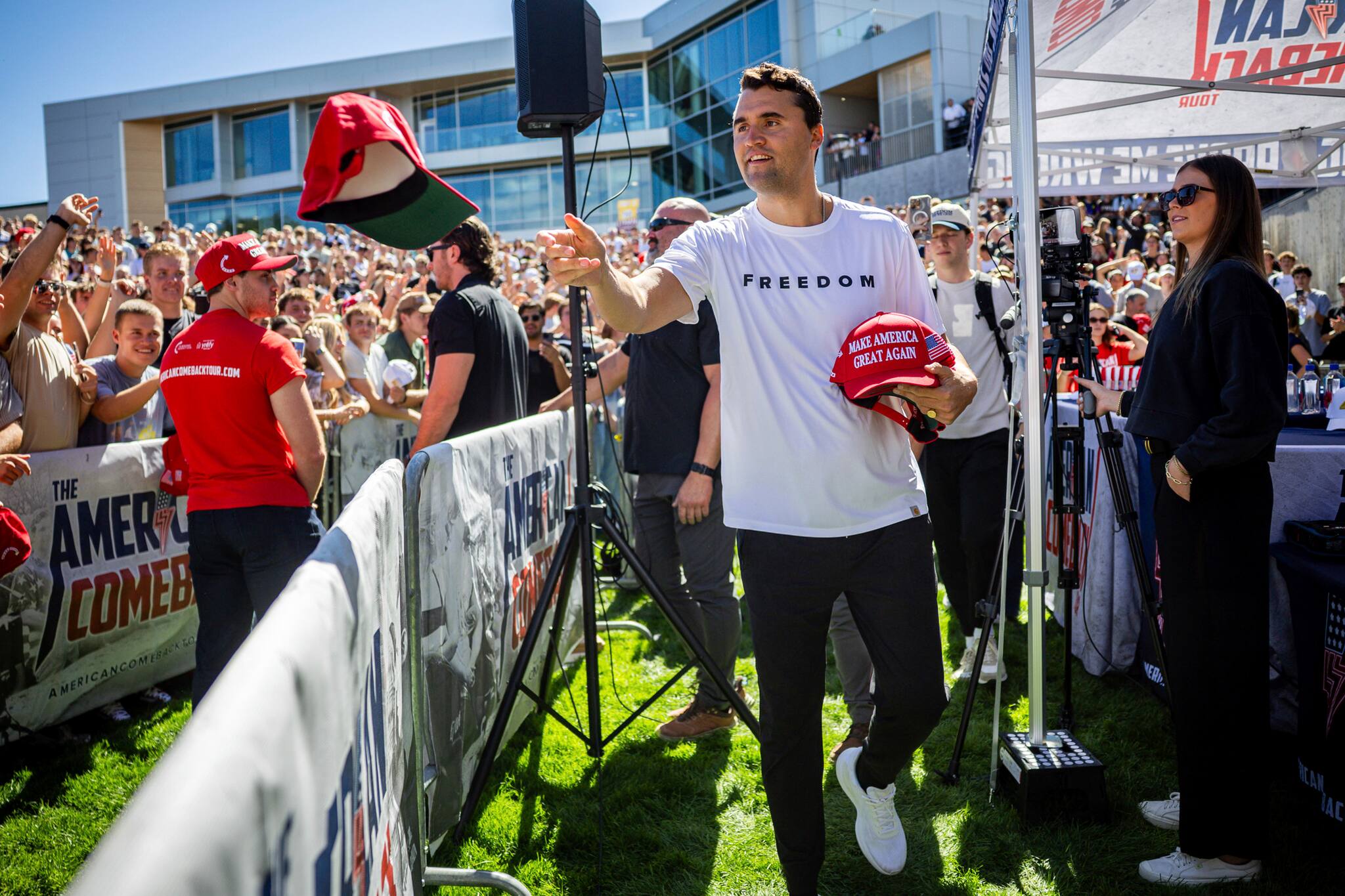 Charlie Kirk verteilt vor seiner Rede an der Utah Valley University Mützen. Quelle: Tess Crowley/The Deseret News/AP