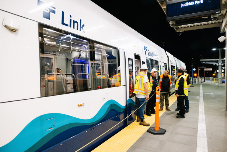 World First In Seattle Train Crosses Floating Bridge In A Preview Of