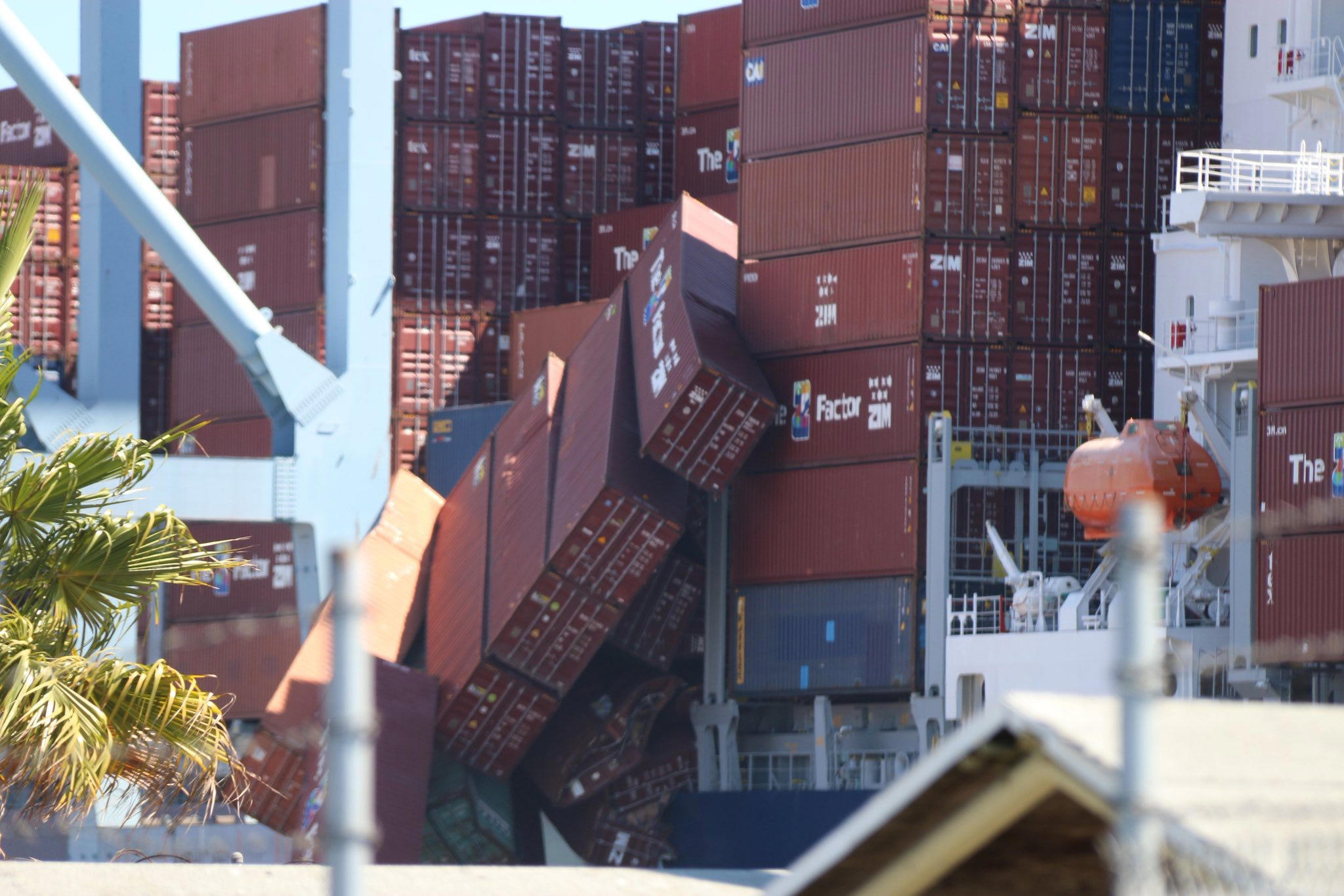 Crews work to recover containers that fell from ship in Long Beach Crews work to recover containers that fell from ship in Long Beach