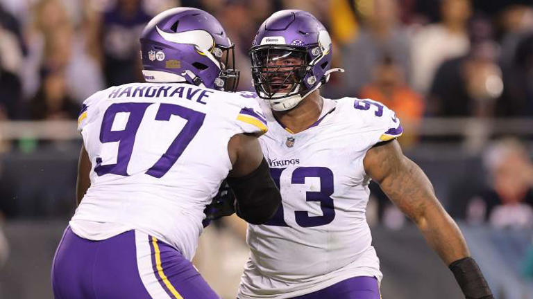 Pro Bowl Vikings duo on notice after critical roster update