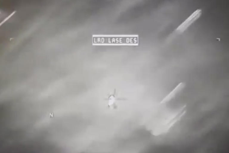 Schokkende video toont raket afgevuurd door het Amerikaanse leger die van een UFO stuitert boven de oceaan (Foto: X)