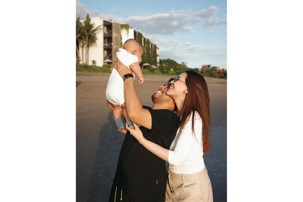 7 Foto Liburan Baby Arash di Pantai