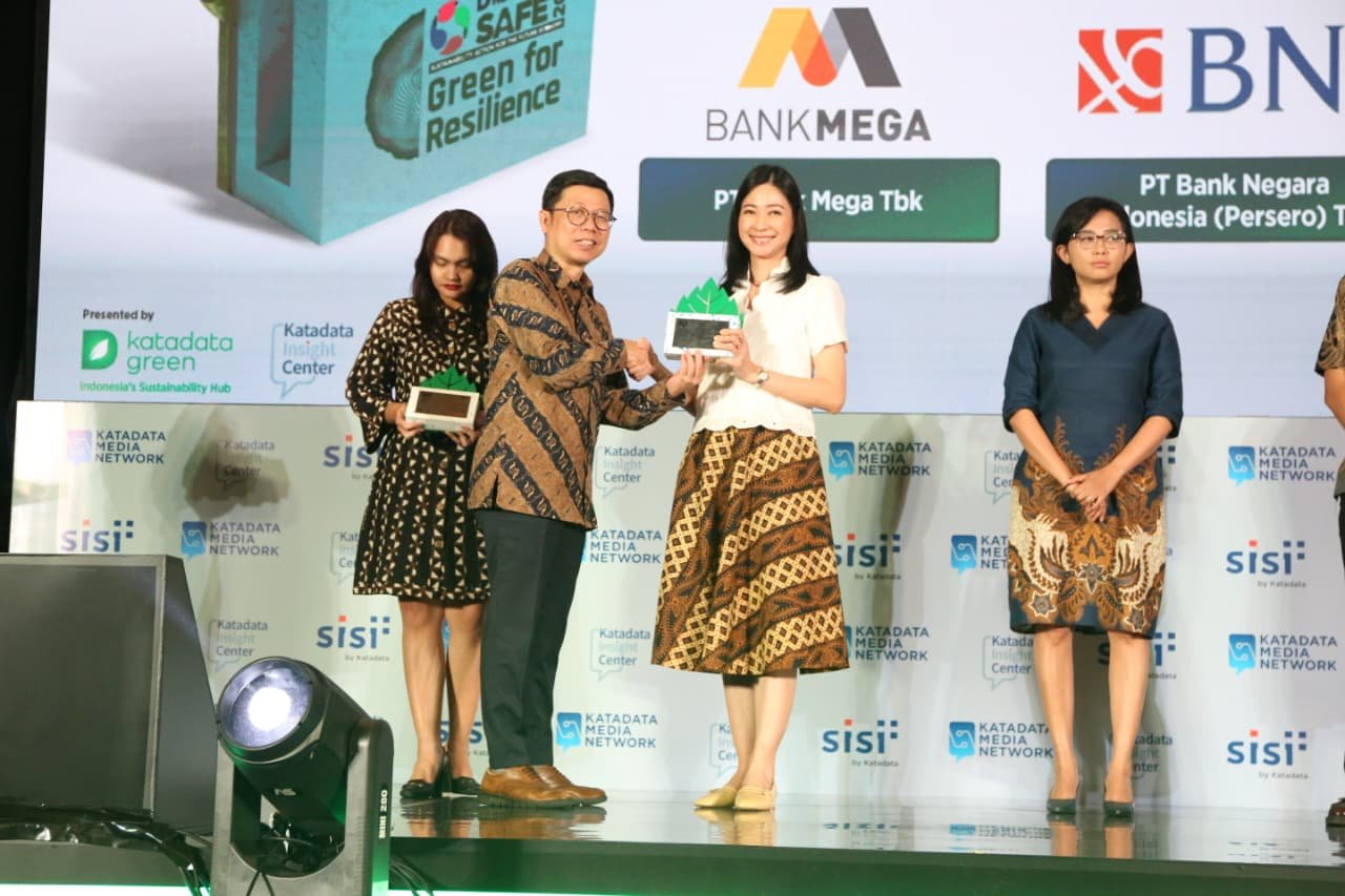 BCA Ungguli Lainnya di Katadata ESG Awards