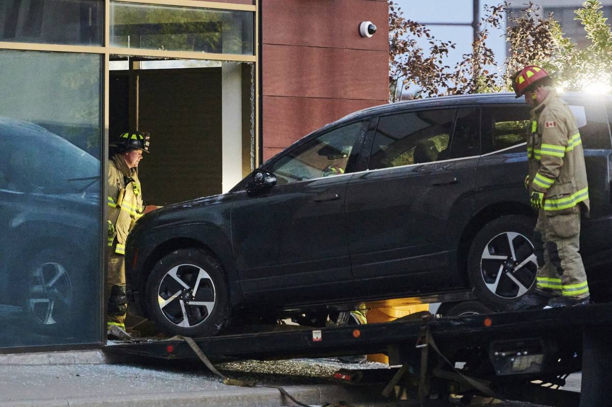 Child dead, 9 others injured after car crashes into daycare in Canada