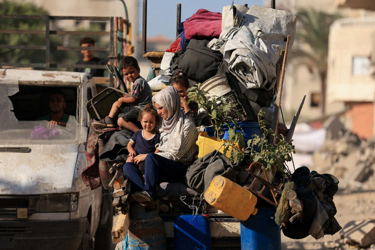 Una familia palestina se desplazan desde Ciudad de Gaza hacia el sur, en una carreta en la que han cargado sus pertenencias, el 10 de septiembre de 2025.