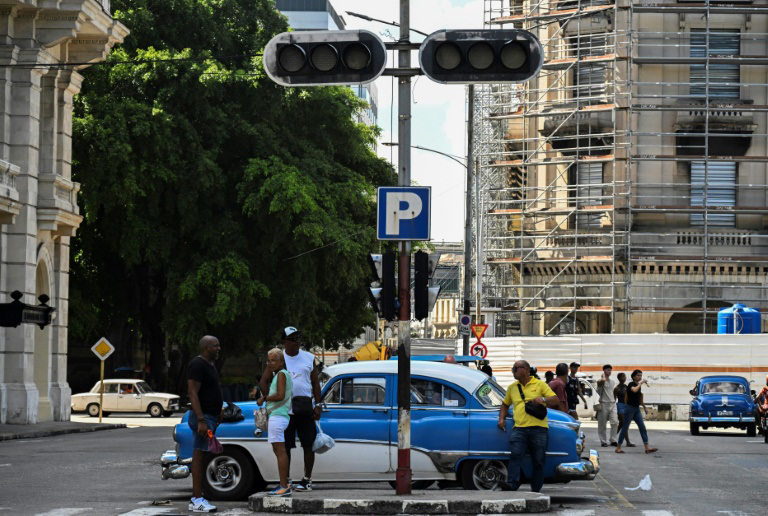 Cubanos se resignan a pasar primera noche de un nuevo apagón general Cubanos se resignan a pasar primera noche de un nuevo apagón general
