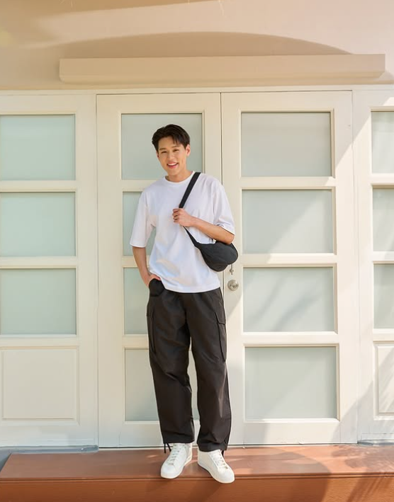 7 Gaya Styling Celana Longgar ala Billkin Putthipong, Keren Banget!