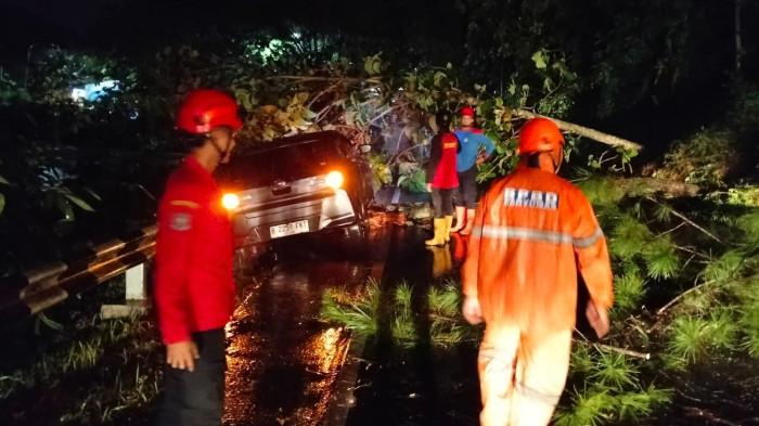 BREAKING NEWS Longsor Hampir Dorong Mobil Erdin ke Tepi Sungai di Rawalo Banyumas