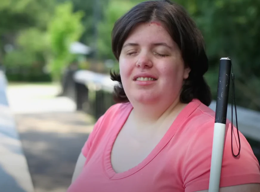 Mulher aplica produto químico nos olhos para realizar sonho de ser cega: “Eu fiquei tão feliz"