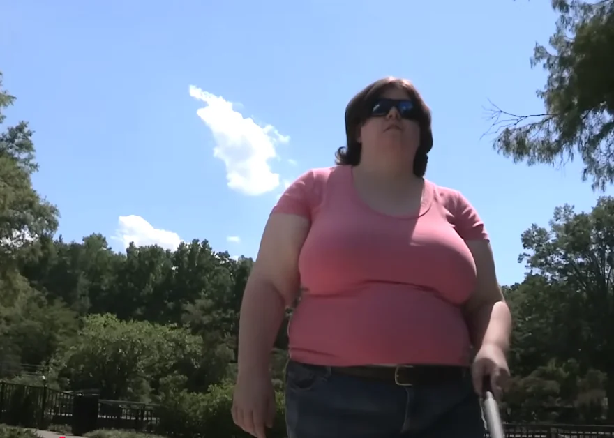 Mulher aplica produto químico nos olhos para realizar sonho de ser cega: “Eu fiquei tão feliz"