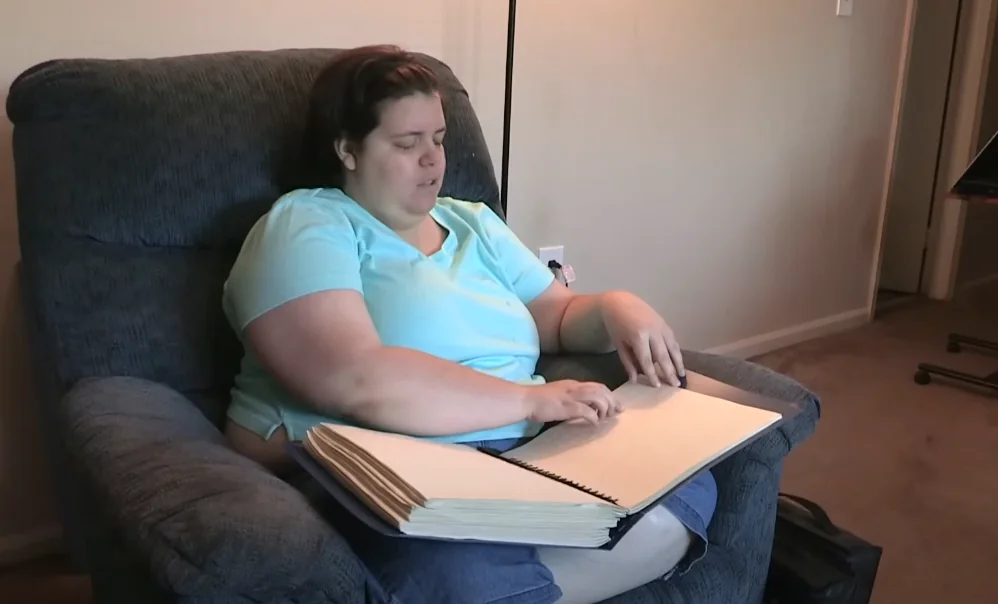 Mulher aplica produto químico nos olhos para realizar sonho de ser cega: “Eu fiquei tão feliz"