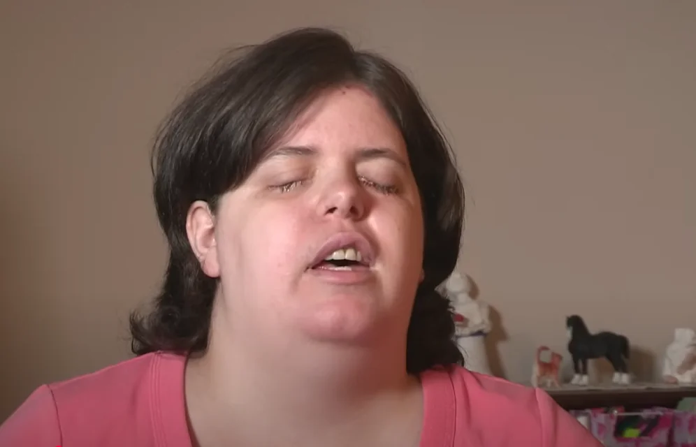 Mulher aplica produto químico nos olhos para realizar sonho de ser cega: “Eu fiquei tão feliz"