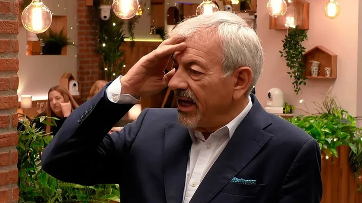La sorprendente nueva camarera de 'First Dates' que llega para acompañar a Carlos Sobera