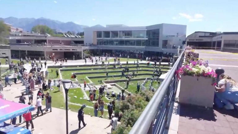 Una mujer se pone a cubierto detrás de una maceta después de que el activista y comentarista de derechas estadounidense Charlie Kirk fuera tiroteado durante un acto de la Universidad de Utah Valley, en Orem, Utah, Estados Unidos, el 10 de septiembre de 2025, en esta captura de pantalla de un vídeo de las redes sociales. Adam Bartholomew/@Lifeisdriving vía X con Mainstreet Media Utah/vía REUTERS