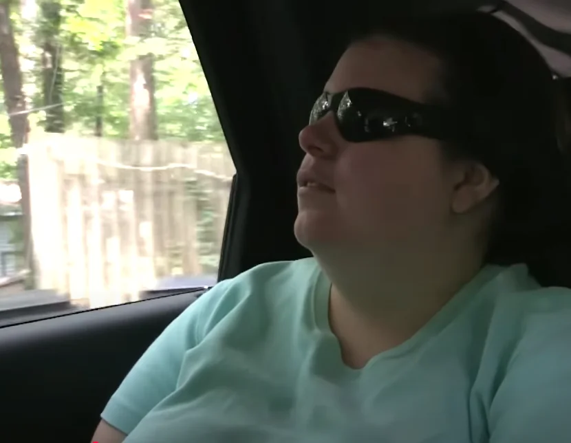 Mulher aplica produto químico nos olhos para realizar sonho de ser cega: “Eu fiquei tão feliz"