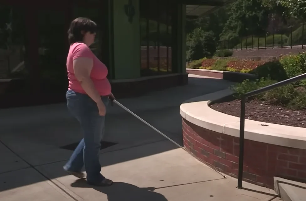 Mulher aplica produto químico nos olhos para realizar sonho de ser cega: “Eu fiquei tão feliz"