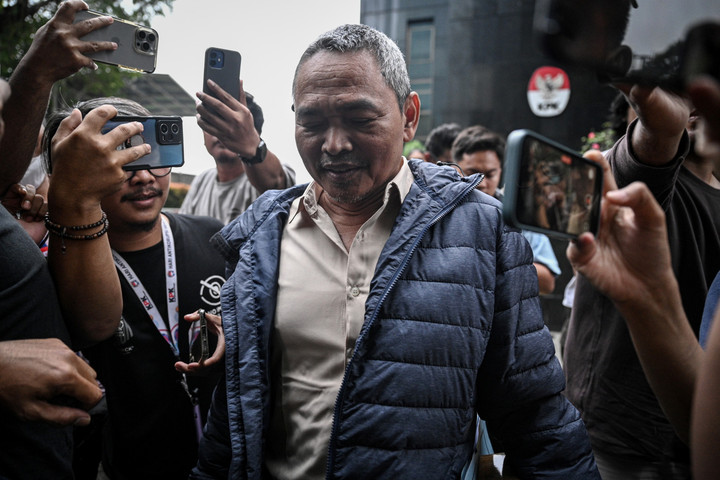 Tersangka kasus dugaan korupsi yang juga anggota DPR Fraksi Partai NasDem Satori menghindari wartawan usai menjalani pemeriksaan di Gedung Merah Putih KPK, Jakarta, Kamis (11/9/2025). Foto: Fauzan/ANTARA FOTO