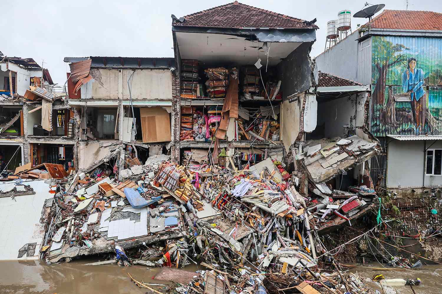 Catastrophic Flash Floods Leave 15 Dead, 10 Missing and Trigger(01)