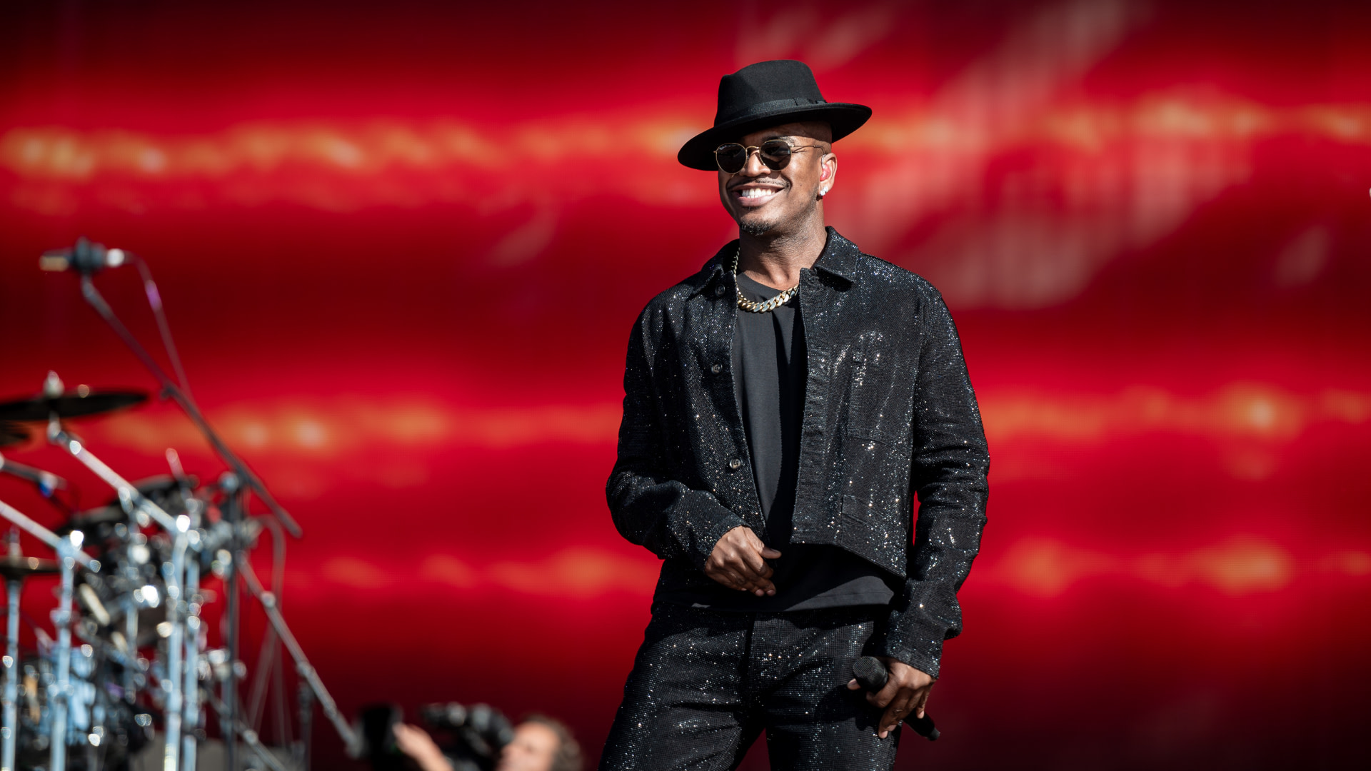 NeYo Talks 'Phenomenal' Love Life With 'Four Beautiful Ladies' on Kai