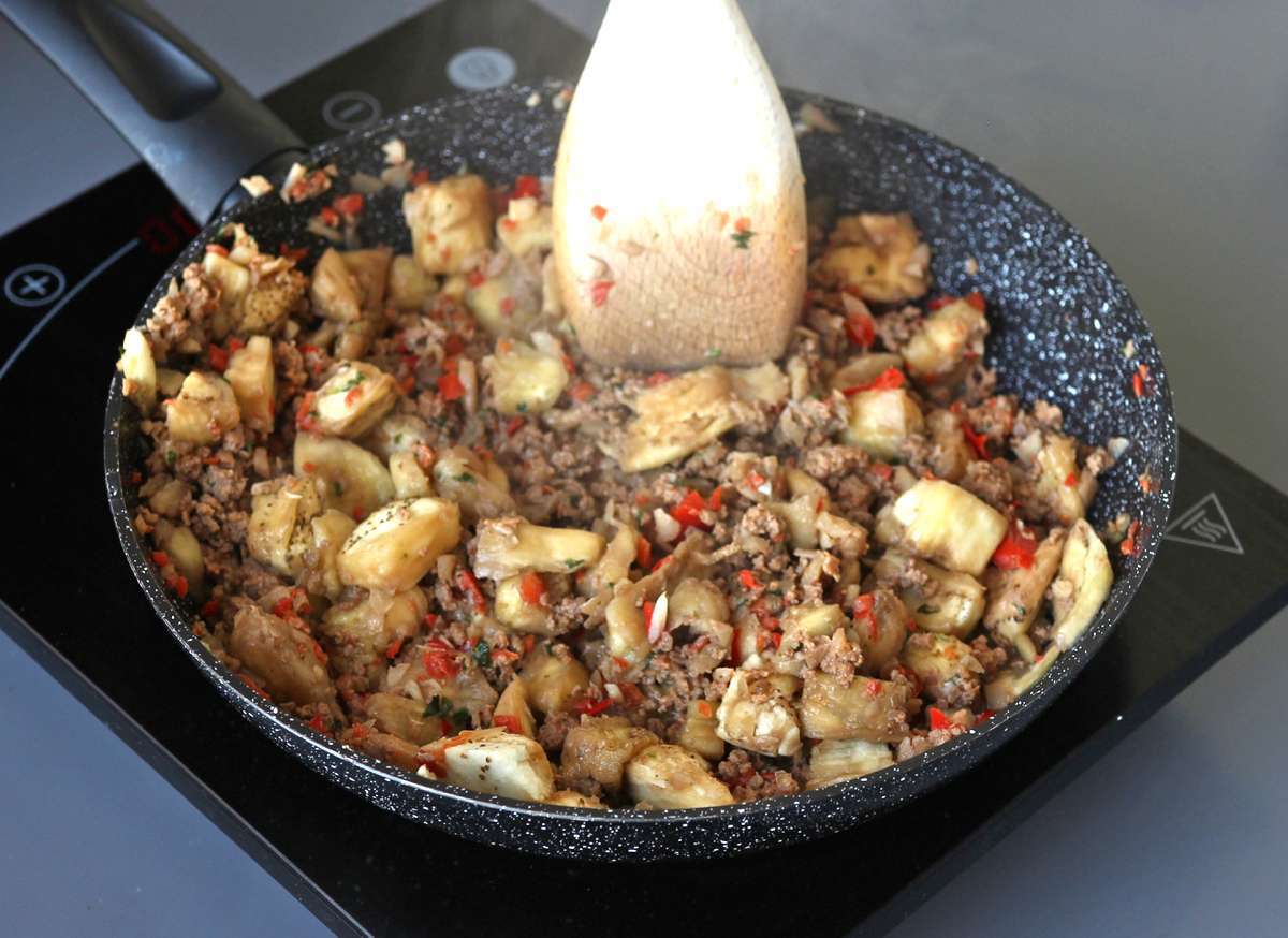 Gefüllte auberginen mit mozzarella überbacken