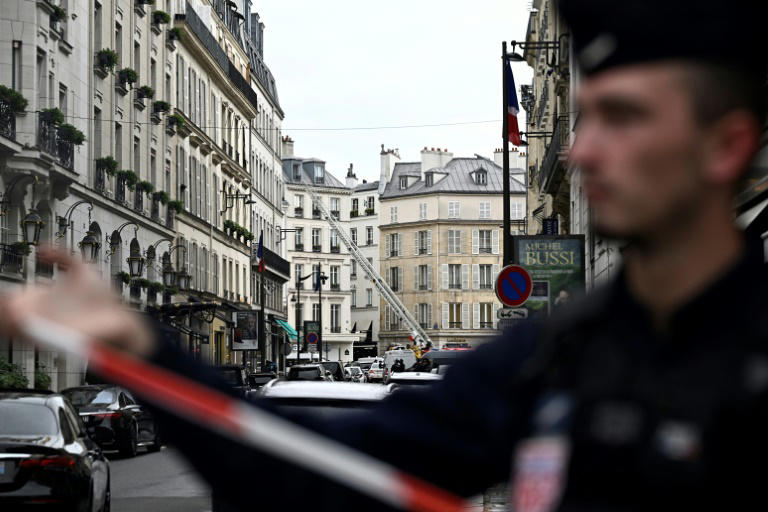 Les pompiers dans un bâtiment où une personne s'est suicidée en se jetant par la fenêtre le 11 septembre 2025, à Paris