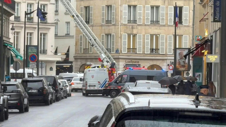 Un homme se suicide en se défenestrant à Paris, police et pompiers sur place
