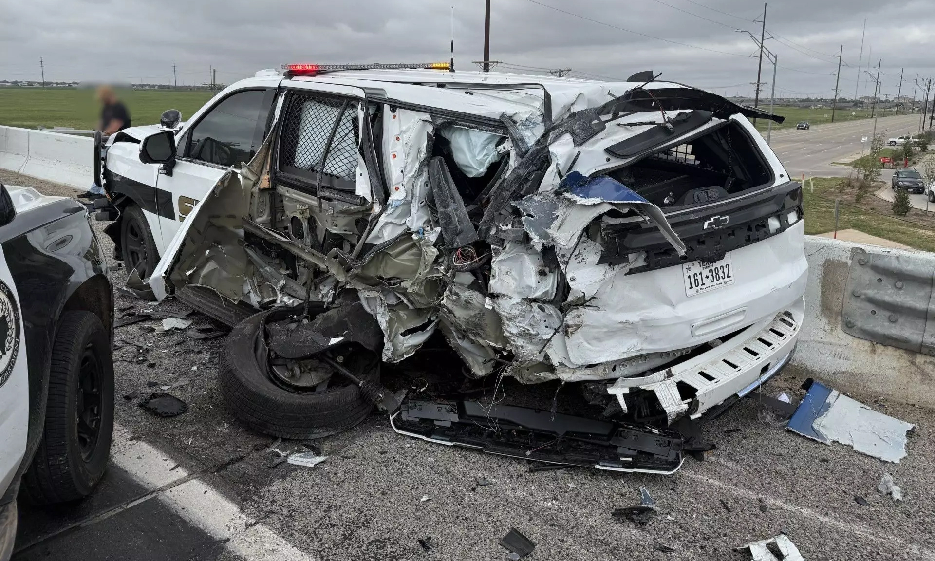 Xe tuần tra bị đâm trúng, cảnh sát mắc ngược trên thành cầu