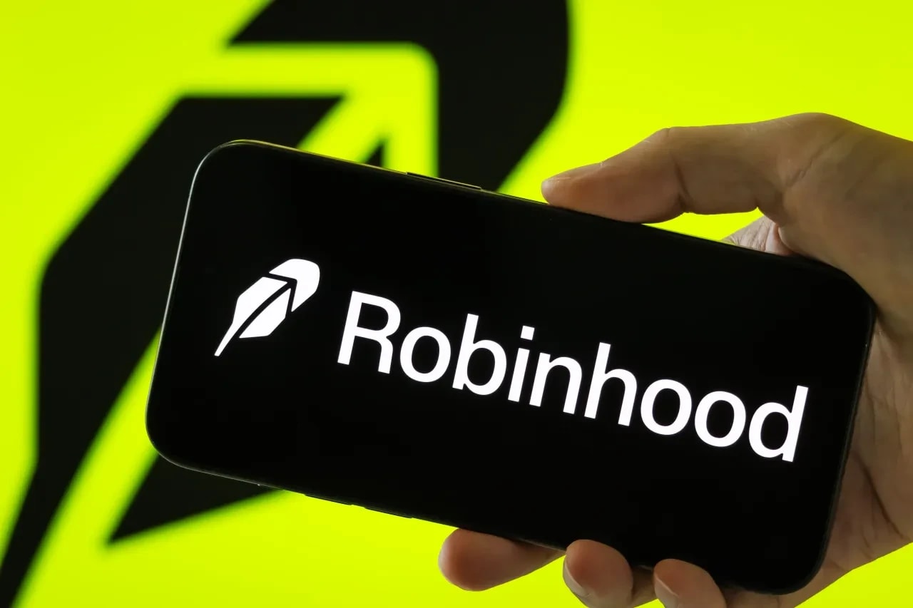 Robinhood Stock Rally Shows No Signs of Cooling As Assets Top $300B:  Traders Pile Into Stocks, Options, Crypto