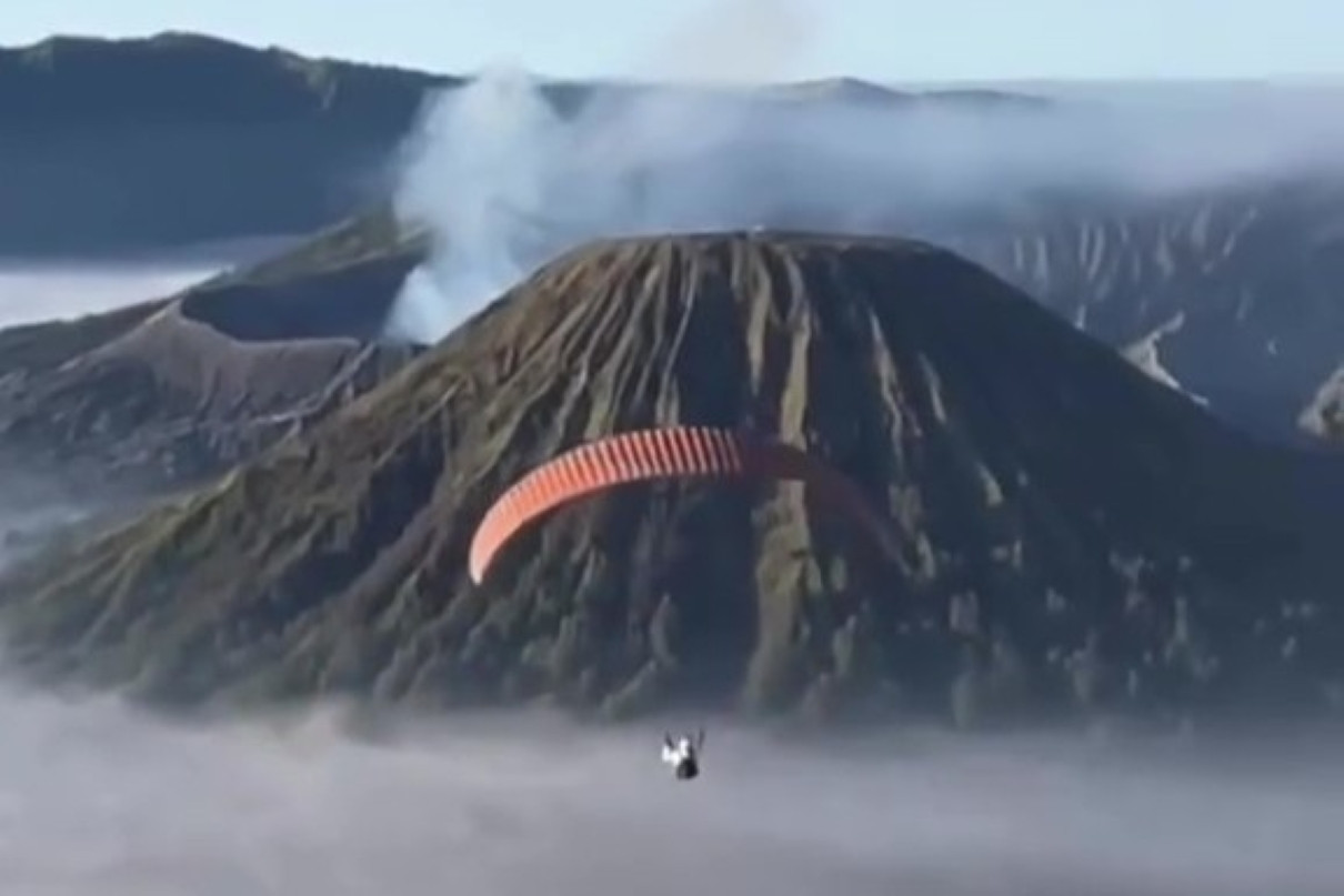 Paralayang Viral di Atas Bromo, TNBTS Beri Pernyataan