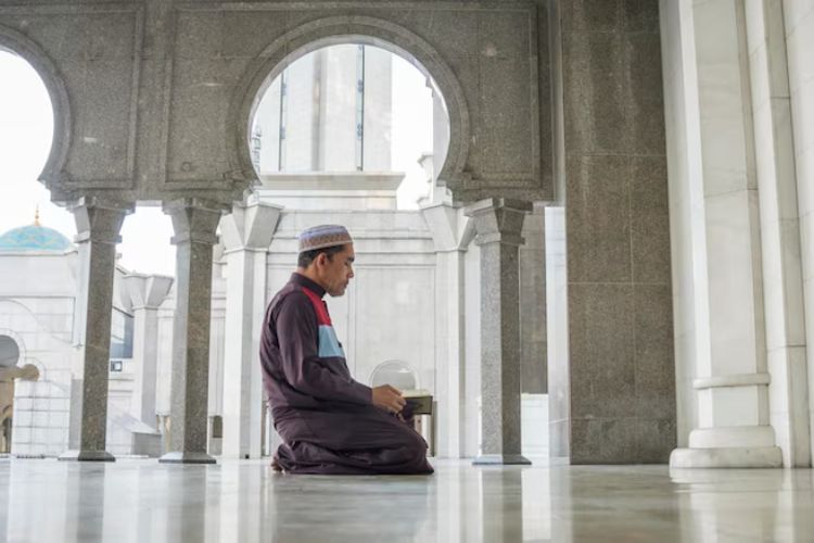 Orang yang Selalu Duduk di Tempat Sama Saat Ibadah Tunjukkan 8 Sifat Ini, Menurut Psikologi