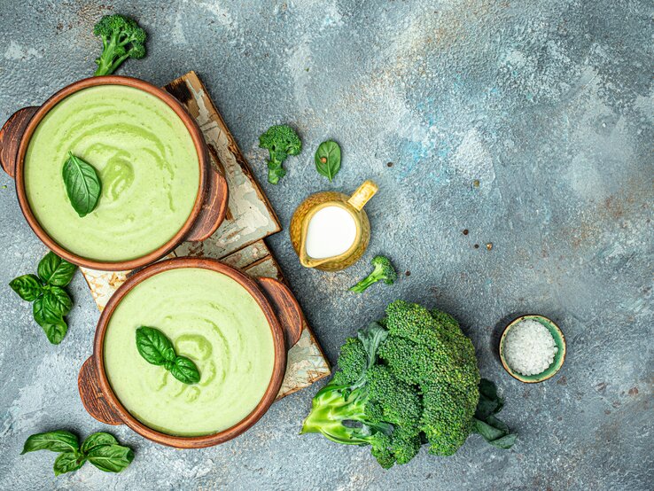 Cremige Gemüsesuppe mit Brokkoli &amp; Spinat: Detox schmeckt richtig gut