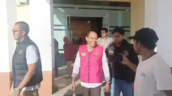 Hamka Berdoa Saat Jalani Proses Hukum di Kejari Taliabu