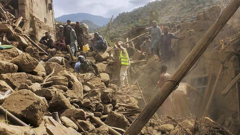 Работники гражданской обороны, местные жители и солдаты армии расчищают завалы и ищут выживших после землетрясения магнитудой 6,0 на востоке Афганистана, 2 сентября 2025 года. Хедаят Шах / Авторское право 2024 АП. Все права защищены.