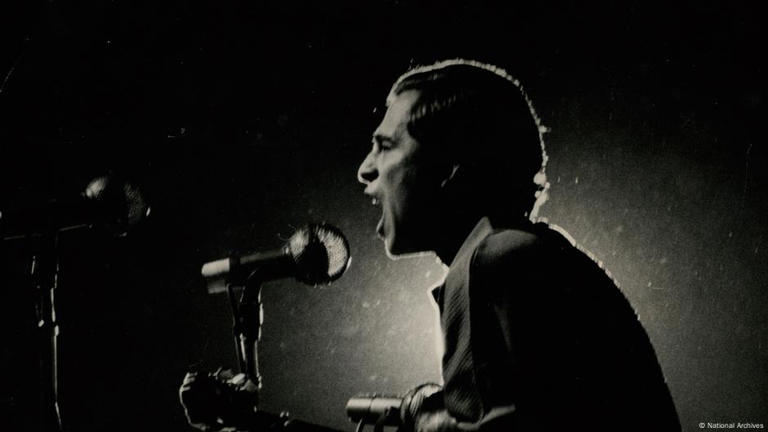 Geraldo Vandré ficou em segundo lugar no 3° Festival Internacional da Canção em 1968